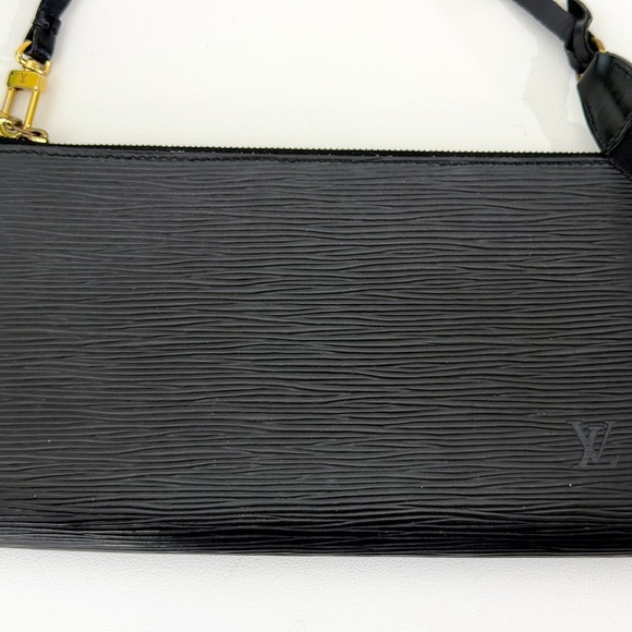 Authentic Louis Vuitton Pochette Accessoires in Noir Epi leather - Picture 7 of 8